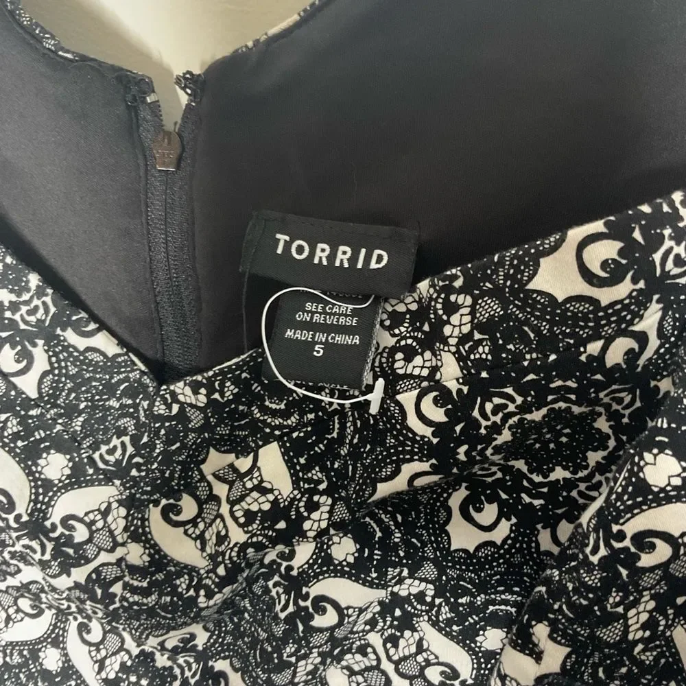 Torrid Abstract Tank - Picture 3 of 5